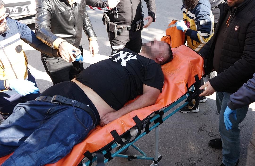 Kendini kilitlediği iş yerini ateşe verdi, elinde satırla bayıldı! 1