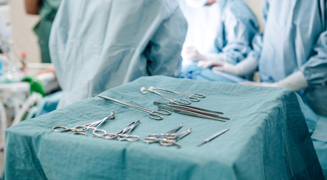 Skandal olay! Ameliyat esnasında karnında makas unutuldu 1