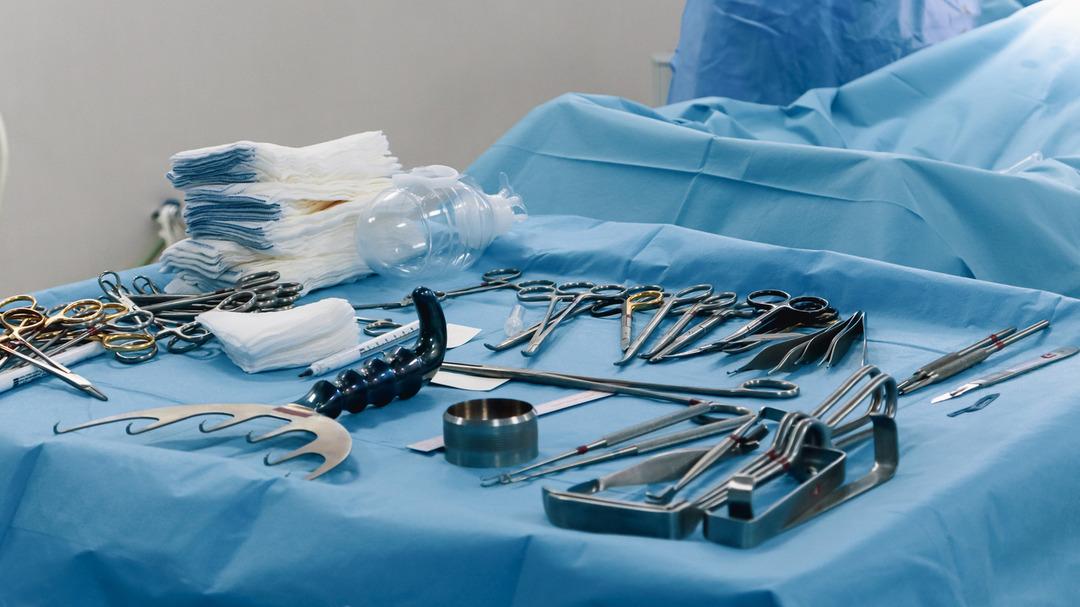 Skandal olay! Ameliyat esnasında karnında makas unutuldu 2