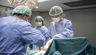 Ameliyat esnasında i&ccedil;inde makas unutuldu! Dayanamayıp...