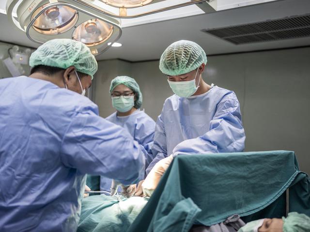 Ameliyat esnasında i&ccedil;inde makas unutuldu! Dayanamayıp...