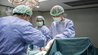 Skandal olay! Ameliyat esnasında karnında makas unutuldu