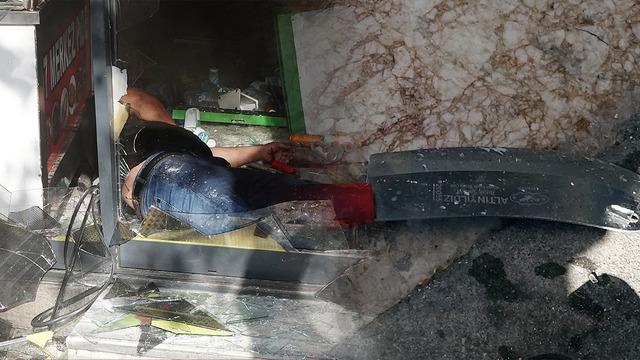 Kendini kilitlediği iş yerini ateşe verdi, elinde satırla bayıldı!