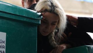 Acılı anne g&uuml;&ccedil;l&uuml;kle ayakta durdu: Onları kimseye bırakmam