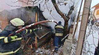 Bayburt’ta garaj ve depo olarak kullanılan alanda çıkan yangın söndürüldü