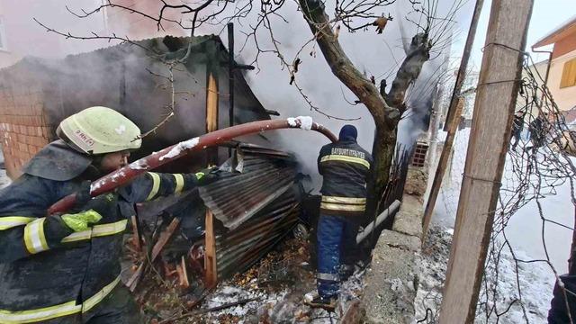 Bayburt’ta garaj ve depo olarak kullanılan alanda çıkan yangın söndürüldü