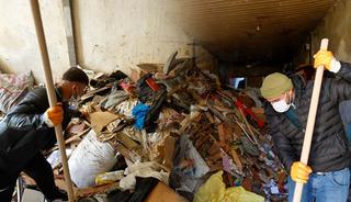 Evden tam 28 kamyon dolusu 168 ton &ccedil;&ouml;p &ccedil;ıktı!