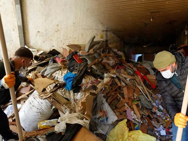 Evden tam 28 kamyon dolusu 168 ton &ccedil;&ouml;p &ccedil;ıktı!