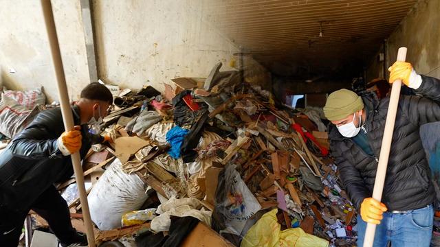 Ekipler de inanamadı: Evden tam 28 kamyon dolusu 168 ton çöp çıktı!
