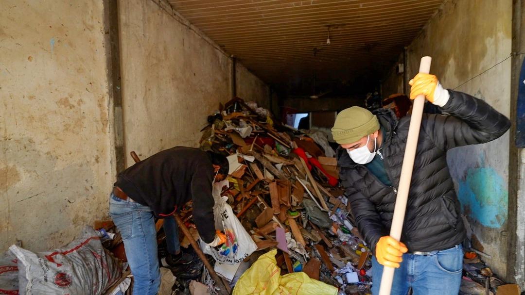 Ekipler de inanamadı: Evden tam 28 kamyon dolusu 168 ton &ccedil;&ouml;p &ccedil;ıktı! 2