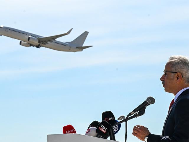 Bakan Uraloğlu havalimanındaki pist uzunluğunu a&ccedil;ıkladı! Ankara- &Ccedil;orum detayı