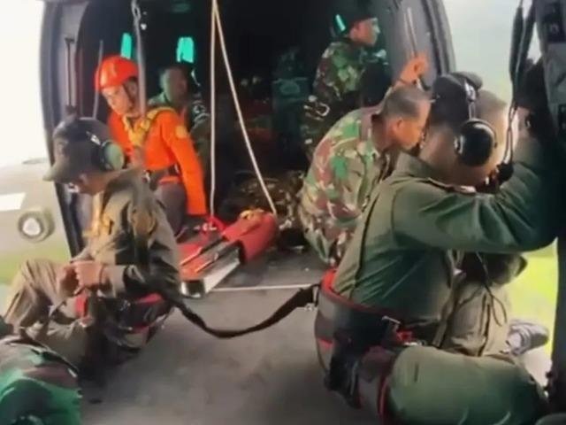 Endonezya'da 10 kişinin bulunduğu u&ccedil;ak kayboldu