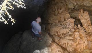 Metrelerce aşağı indikten sonra mağaranın i&ccedil;inden &ccedil;ıkıyor!