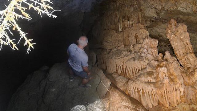 Metrelerce aşağı indikten sonra mağaranın i&ccedil;inden &ccedil;ıkıyor!