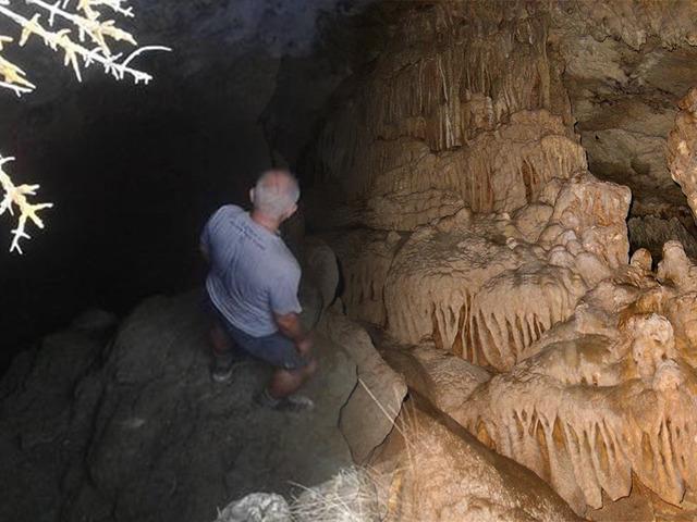 Metrelerce aşağı indikten sonra mağaranın i&ccedil;inden &ccedil;ıkıyor!