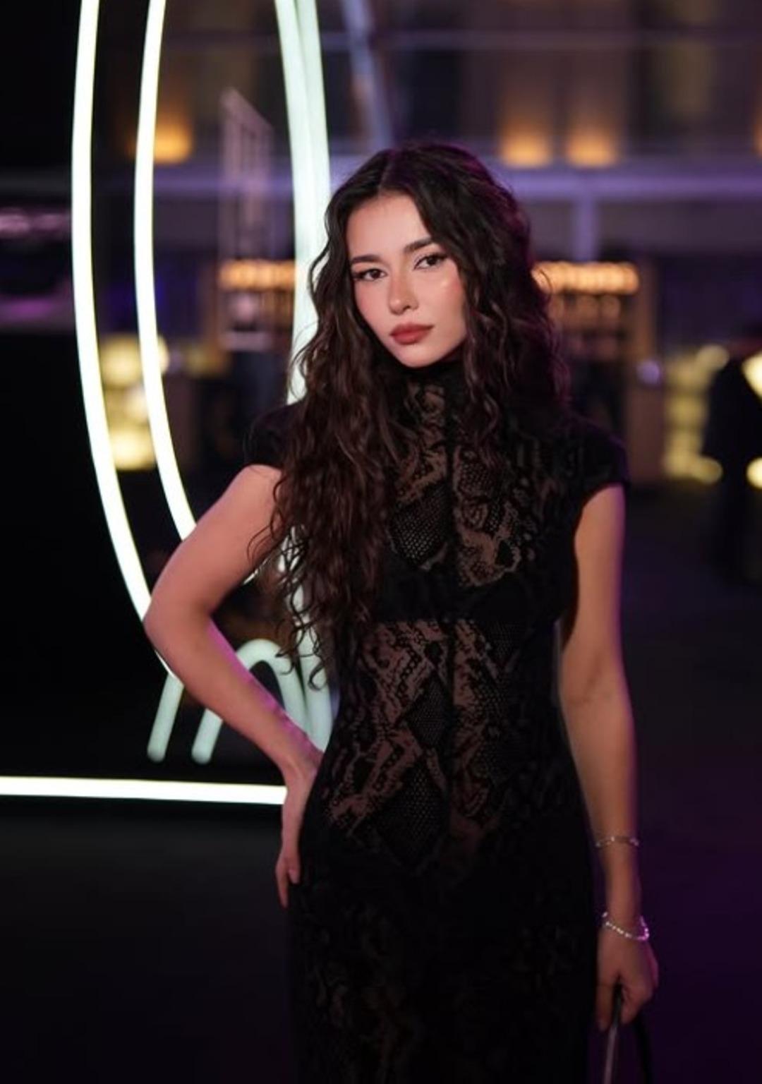 Baştan aşağı transparan giydi! T&uuml;rk&uuml; Su Demirel cesur tarzıyla g&uuml;ndemde 1