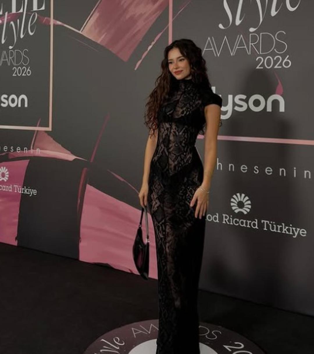 Baştan aşağı transparan giydi! T&uuml;rk&uuml; Su Demirel cesur tarzıyla g&uuml;ndemde 4