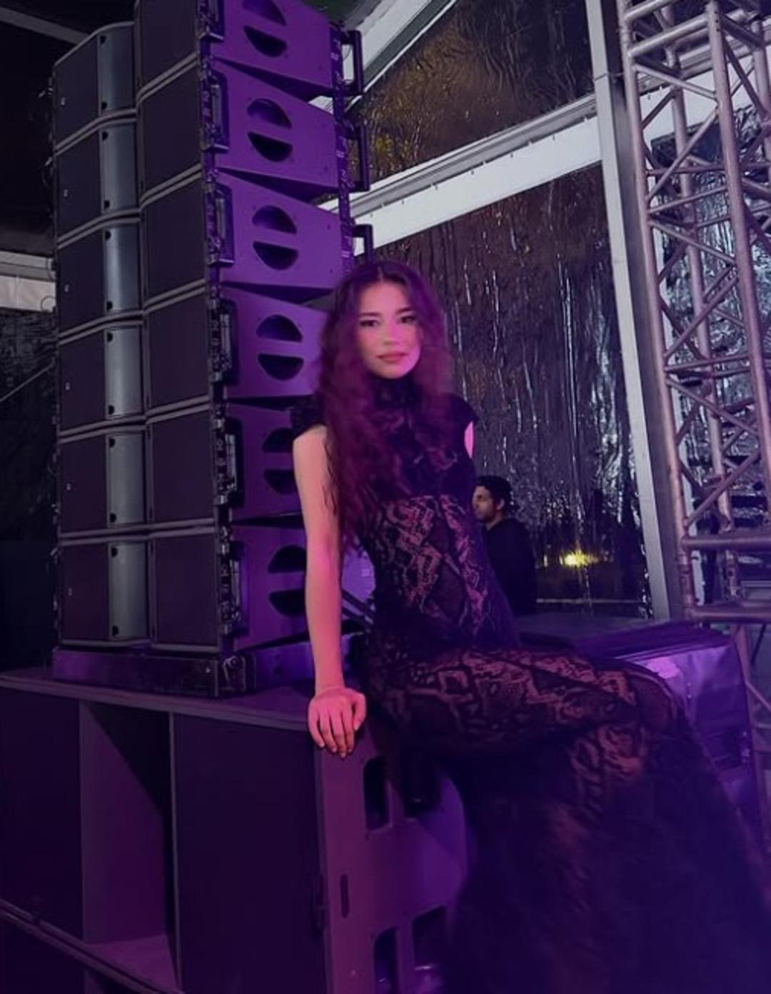 Baştan aşağı transparan giydi! T&uuml;rk&uuml; Su Demirel cesur tarzıyla g&uuml;ndemde 3