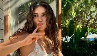 Baştan aşağı transparan giydi! Cesur tarzı olay oldu