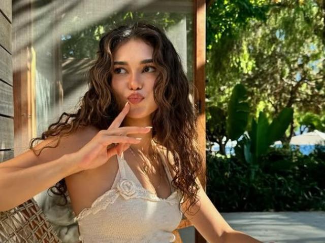 Baştan aşağı transparan giydi! Cesur tarzı olay oldu