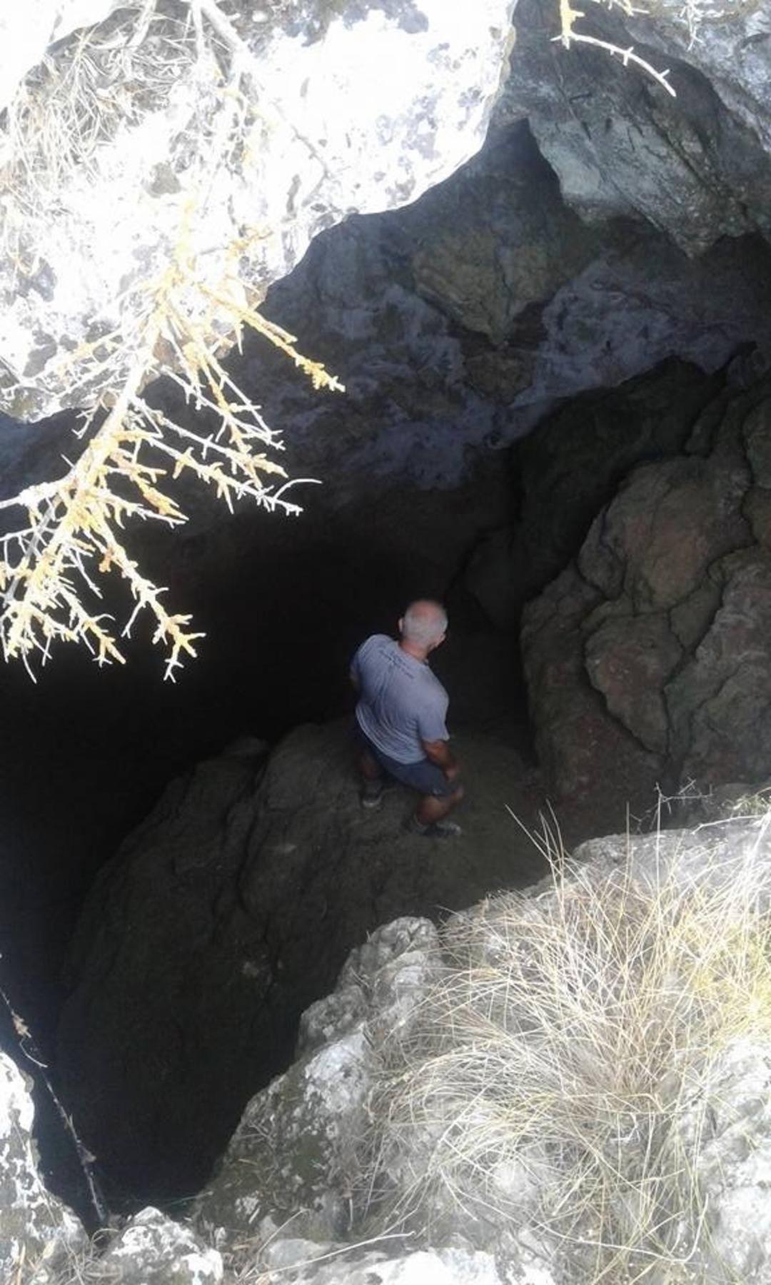 Tesad&uuml;fen keşfedildi: Metrelerce aşağı indikten sonra mağaranın i&ccedil;inden &ccedil;ıkıyor! 3