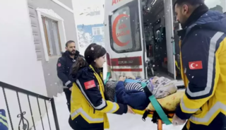 Ovacık&rsquo;ta 2 metre karda yaralanan kadın hastaneye ulaştırıldı