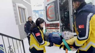Ovacık’ta 2 metre karda yaralanan kadın hastaneye ulaştırıldı