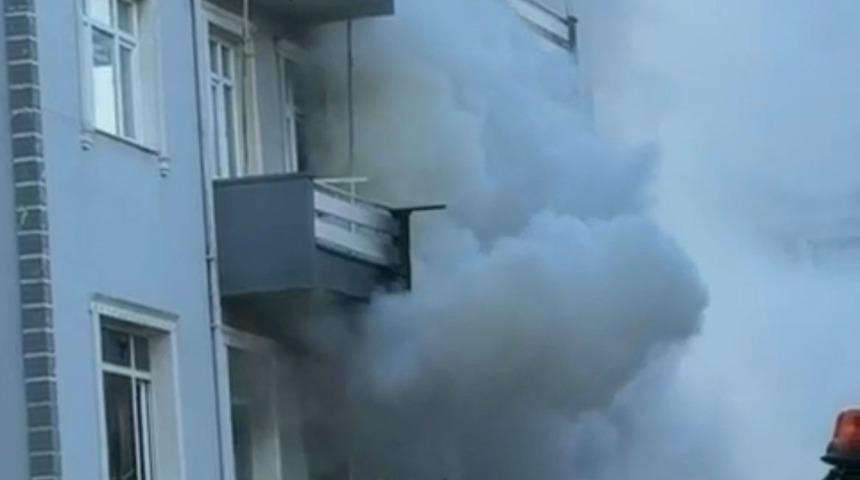 4 katlı binada &ccedil;ıkan yangında yatalak hasta ile kedisi &ouml;ld&uuml;