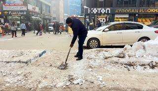 Bebek ve engelli arabalarının ge&ccedil;işi i&ccedil;in, ref&uuml;jdeki buzları k&uuml;rekle temizledi