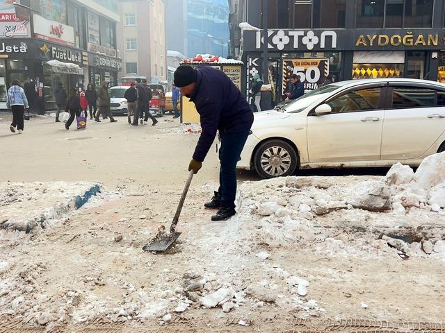 Bebek ve engelli arabalarının ge&ccedil;işi i&ccedil;in, ref&uuml;jdeki buzları k&uuml;rekle temizledi