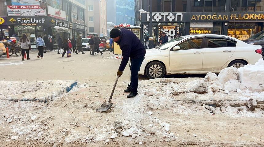 Bebek ve engelli arabalarının ge&ccedil;işi i&ccedil;in, ref&uuml;jdeki buzları k&uuml;rekle temizledi