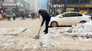 Bebek ve engelli arabalarının geçişi için, refüjdeki buzları kürekle temizledi