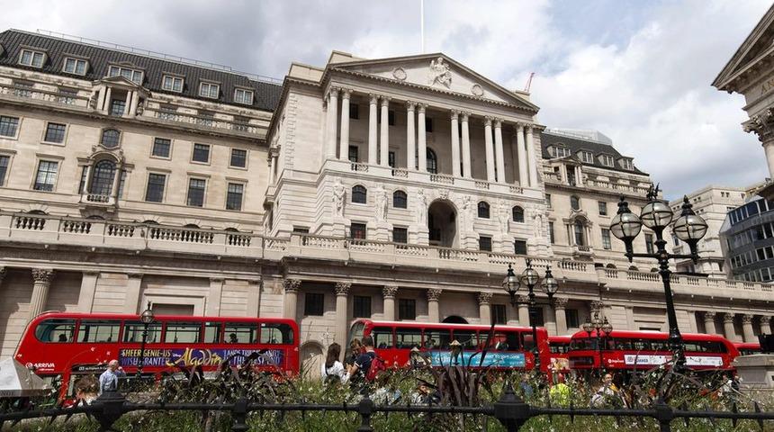 İngiltere Merkez Bankası 7 yıl sonra faiz indirdi