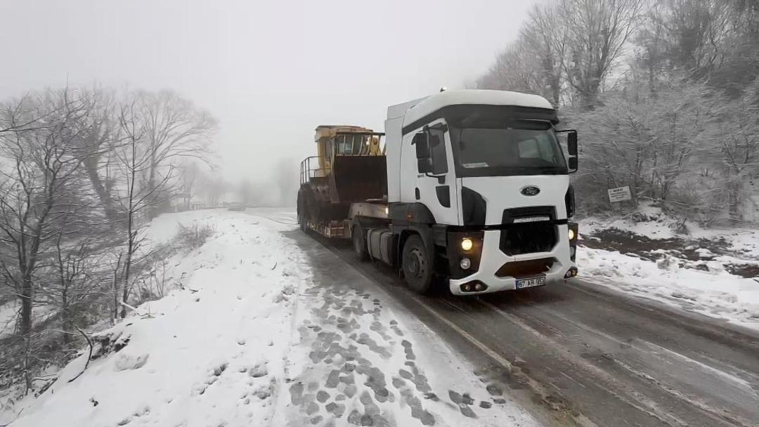 Karda kayan tır yolu trafiğe kapattı 1