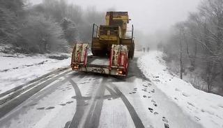 Karda kayan tır yolu trafiğe kapattı