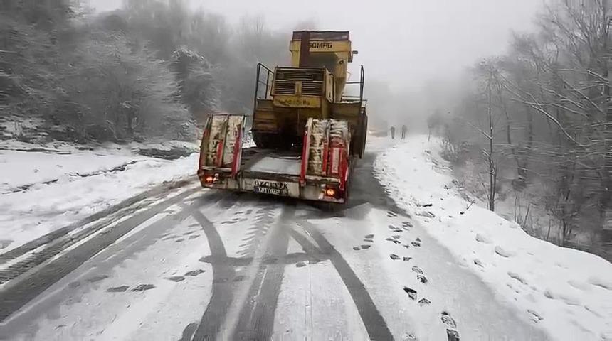 Karda kayan tır yolu trafiğe kapattı
