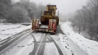 Karda kayan tır yolu trafiğe kapattı