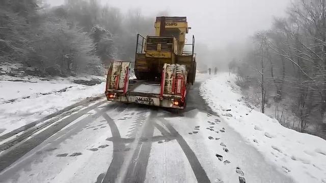 Karda kayan tır yolu trafiğe kapattı
