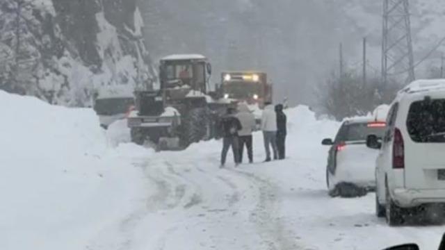 Çığ nedeniyle ulaşıma kapanan Trabzon-Bayburt karayolu kontrollü olarak ulaşıma açıldı