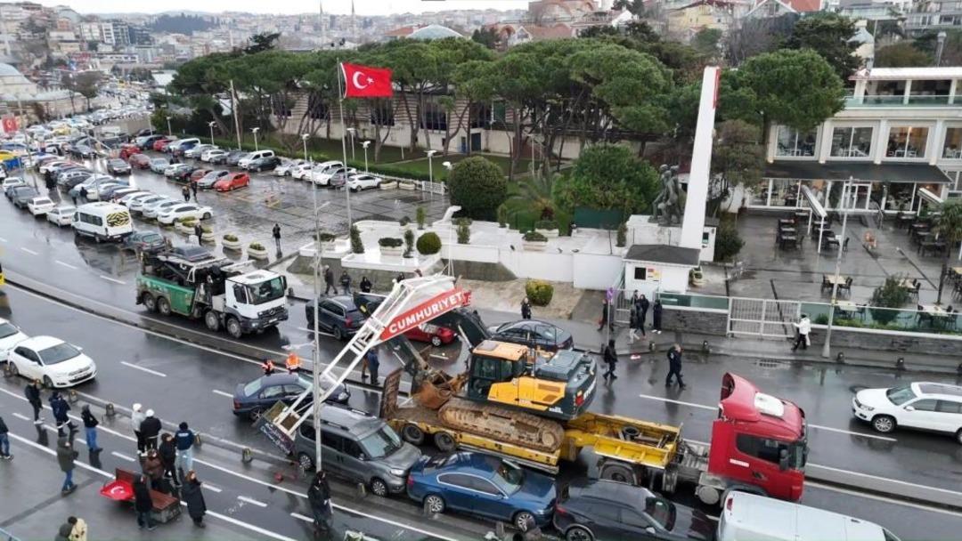 &Uuml;sk&uuml;dar&rsquo;da tırın &uuml;zerindeki ekskavat&ouml;r tabelaya &ccedil;arptı: 7 ara&ccedil; zarar g&ouml;rd&uuml; 5