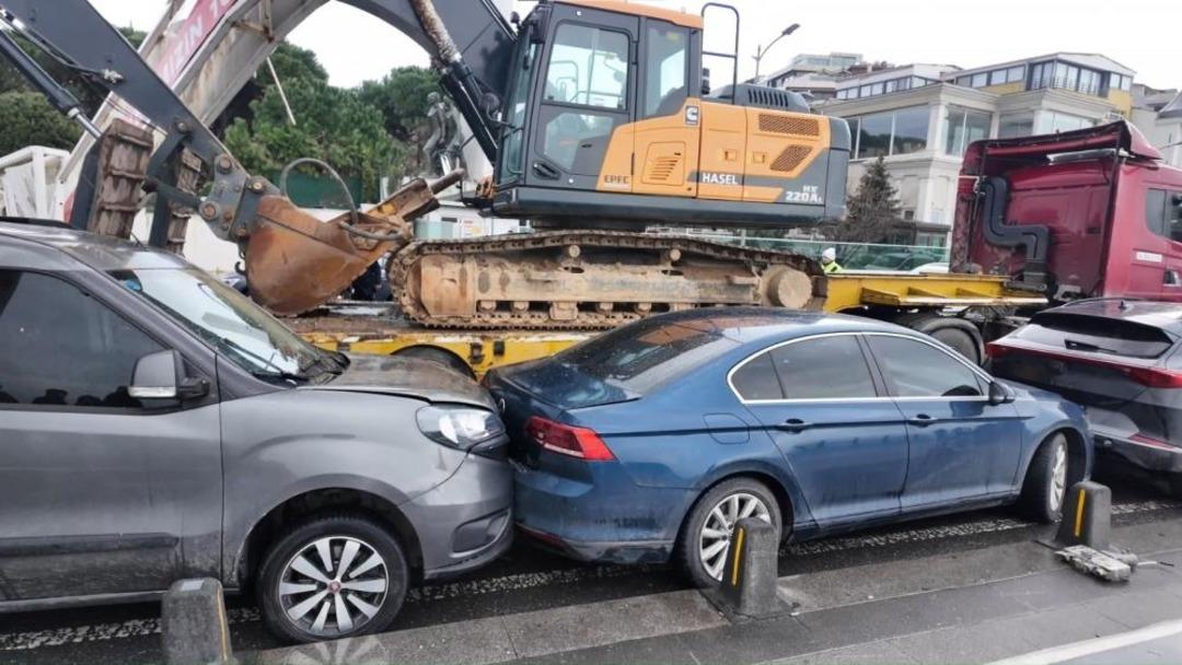 &Uuml;sk&uuml;dar&rsquo;da tırın &uuml;zerindeki ekskavat&ouml;r tabelaya &ccedil;arptı: 7 ara&ccedil; zarar g&ouml;rd&uuml; 2