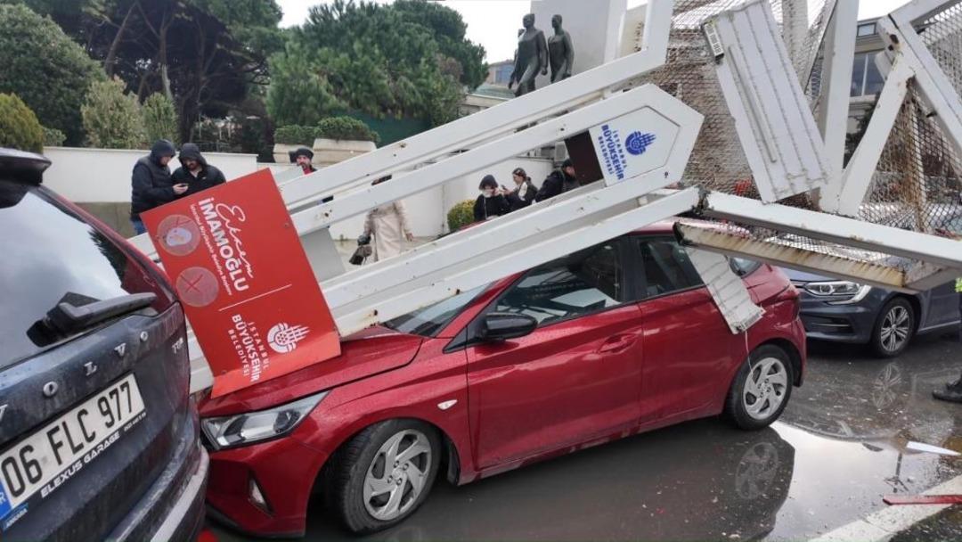 &Uuml;sk&uuml;dar&rsquo;da tırın &uuml;zerindeki ekskavat&ouml;r tabelaya &ccedil;arptı: 7 ara&ccedil; zarar g&ouml;rd&uuml; 1
