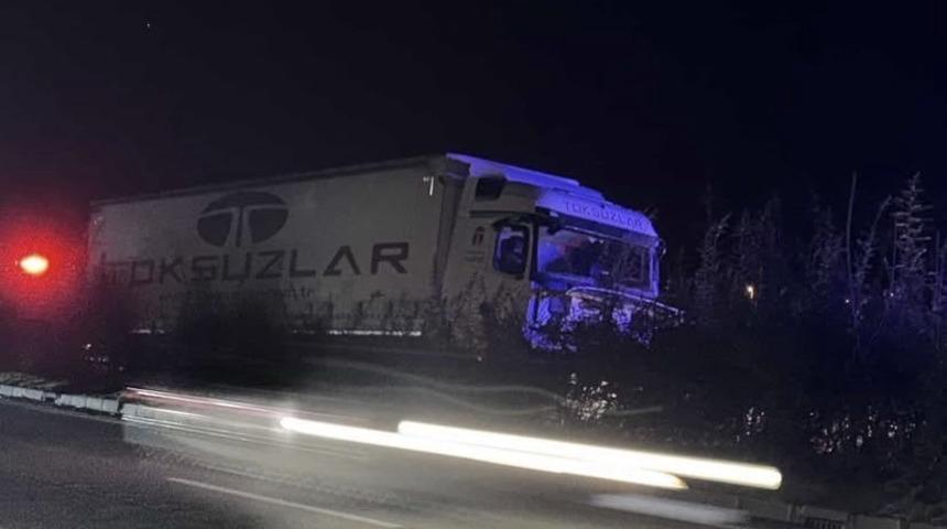 Giresun&rsquo;da aydınlatma direğine &ccedil;arpan tırın s&uuml;r&uuml;c&uuml;s&uuml; hayatını kaybetti