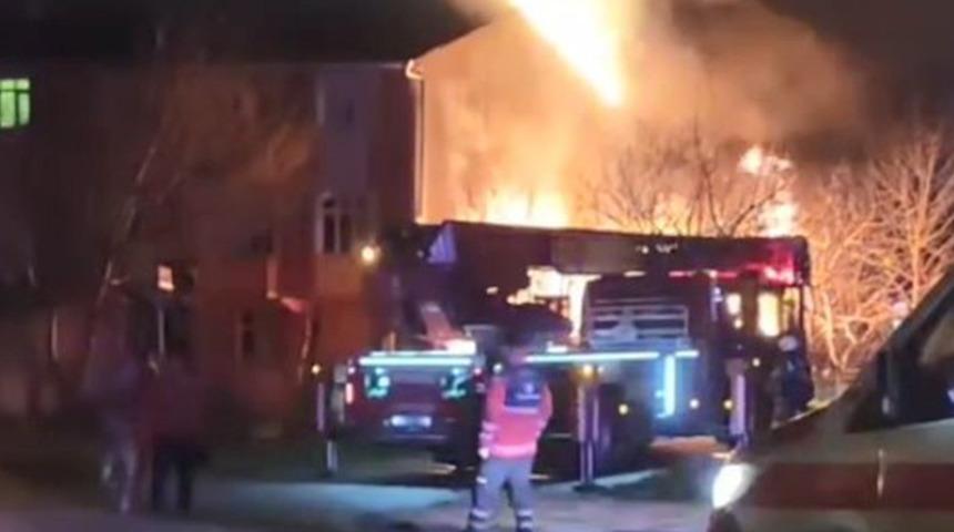 İstanbul'da yangın! Bina kullanılamaz hale geldi