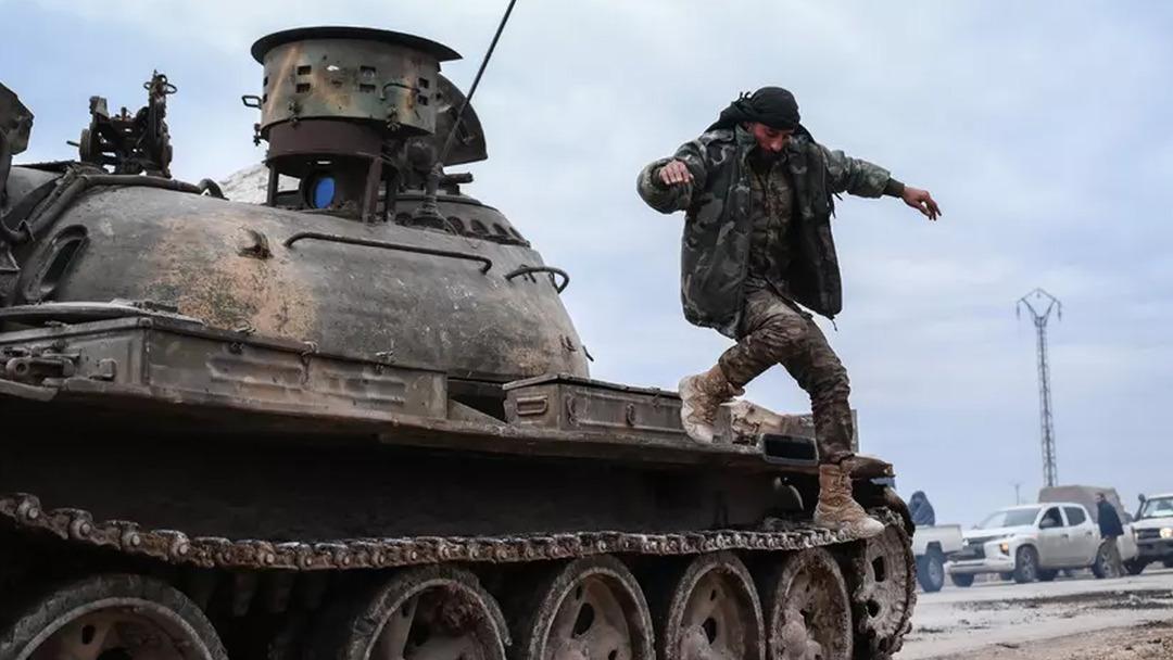 Suriye ordusunun ter&ouml;r &ouml;rg&uuml;t&uuml; PKK YPG ye karşı ilerleyişi s&uuml;r&uuml;yor: Ordu, Tabka ya girmeye başladı 2