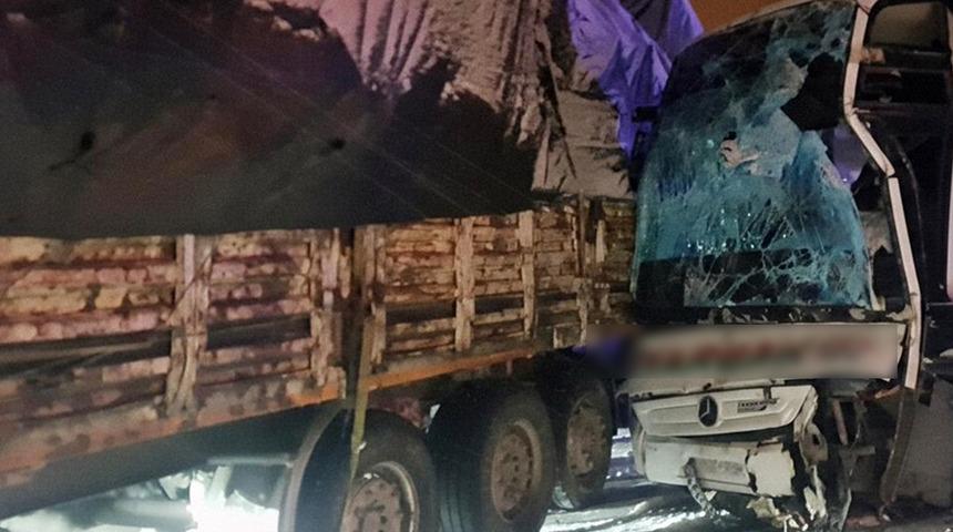 Bing&ouml;l&rsquo;de yolcu otob&uuml;s&uuml;, TIR&rsquo;a &ccedil;arptı! Yaralılar var