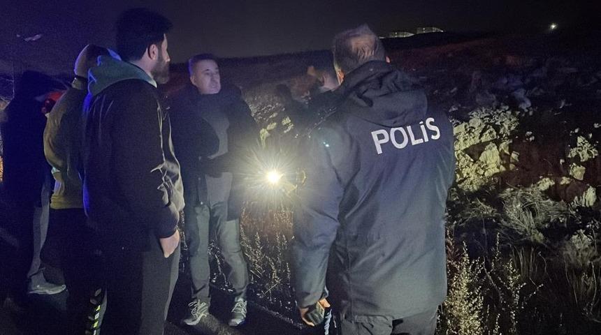 Eşi ara&ccedil; &ccedil;arpması sonucu &ouml;ld&uuml;, olay yerinden ayrılan kocası polise 'ot topluyorduk' dedi