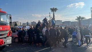 Son dakika: K&uuml;tahyaspor taraftarı, kazada yaralı s&uuml;r&uuml;c&uuml;n&uuml;n yardımına koştu