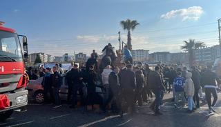 K&uuml;tahyaspor taraftarı, kazada yaralı s&uuml;r&uuml;c&uuml;n&uuml;n yardımına koştu