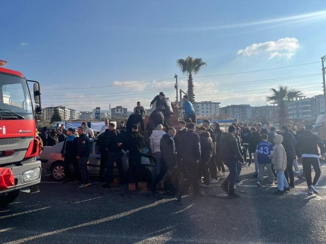 K&uuml;tahyaspor taraftarı, kazada yaralı s&uuml;r&uuml;c&uuml;n&uuml;n yardımına koştu